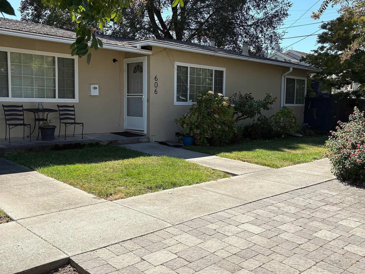 2 bed, 800 sqft, $2,300 — Photo 1