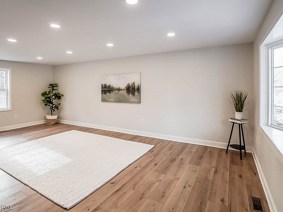 4th image of 1006 Hillcrest Dr