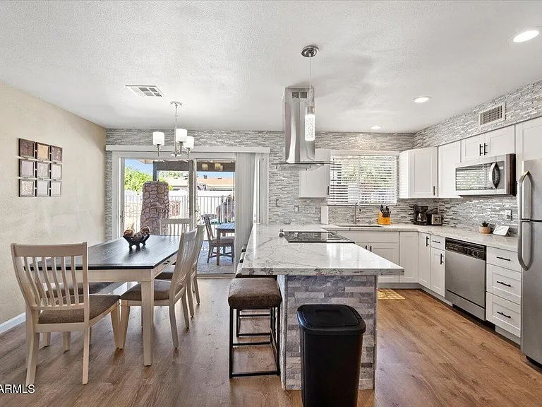 1014 W Angela Dr — Photo 8