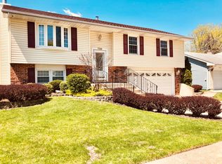 720 Macarthur Dr, Buffalo Grove, IL 60089