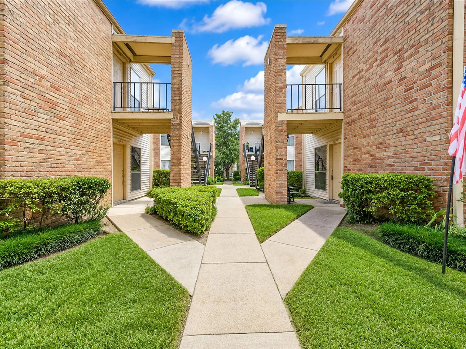 2 bed, 1.0 bath, 1029 sqft, $1,250 — Photo 1