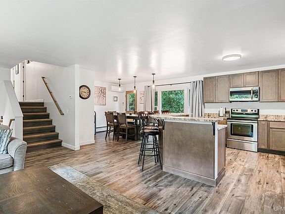 4th image of 107 Surrey Ln