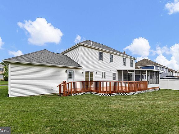 5th image of 18 Sumac Ct