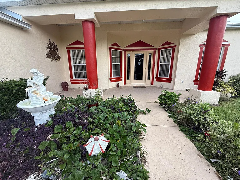 332 SW Glenwood Dr — Photo 2