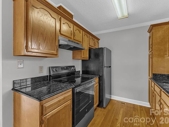 5th image of 147 Elkwood Ave
