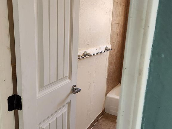2nd image of 2504 Mary St