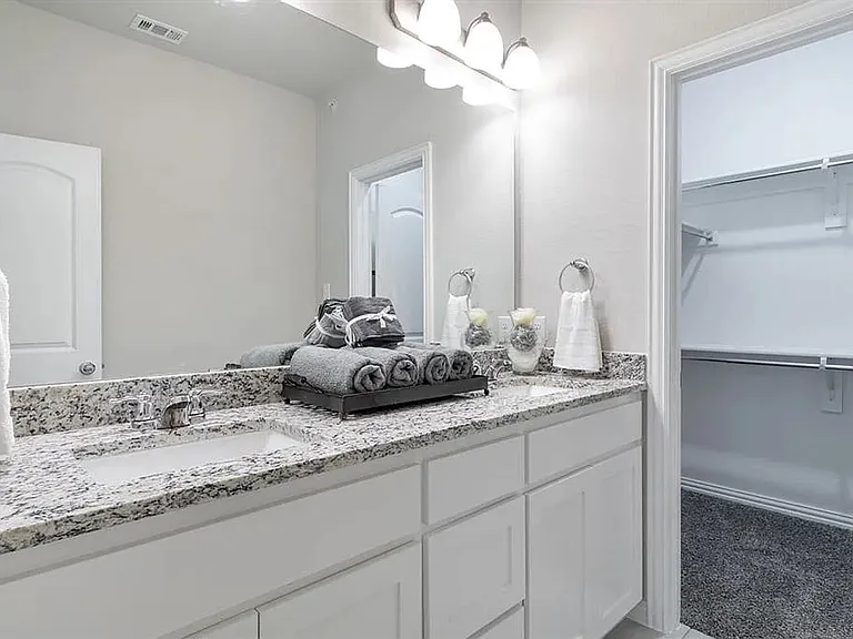 301 E Lamar St — Photo 9