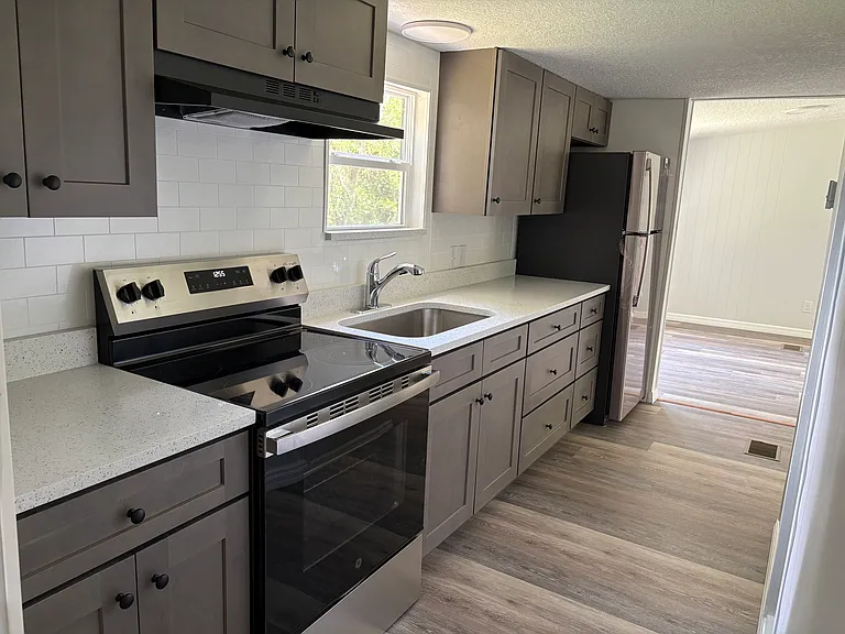2209 Longreene Rd N — Photo 18