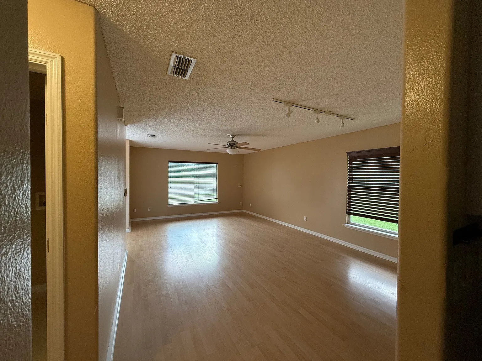 Spacious 4 Bed/2 Bath Home in Groveland, FL - Available 10/01, $2250/mo — Photo 3