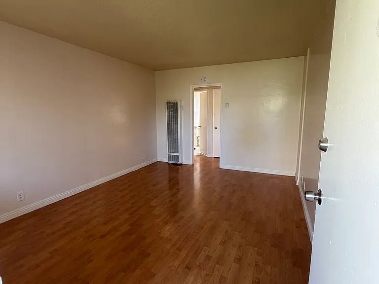 1020 E 12th St #6 — Photo 1