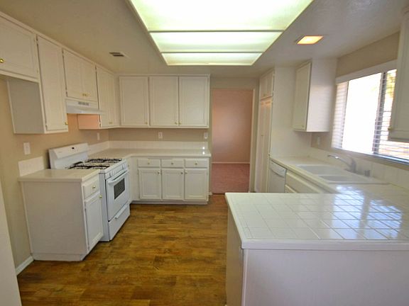 4th image of 5585 Orange Dr