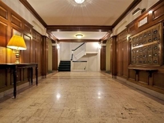 3rd image of 845 Bellevue Pl E APT 4