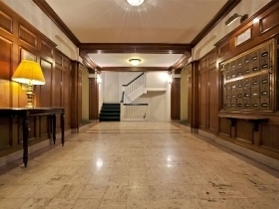 Building Photo 3