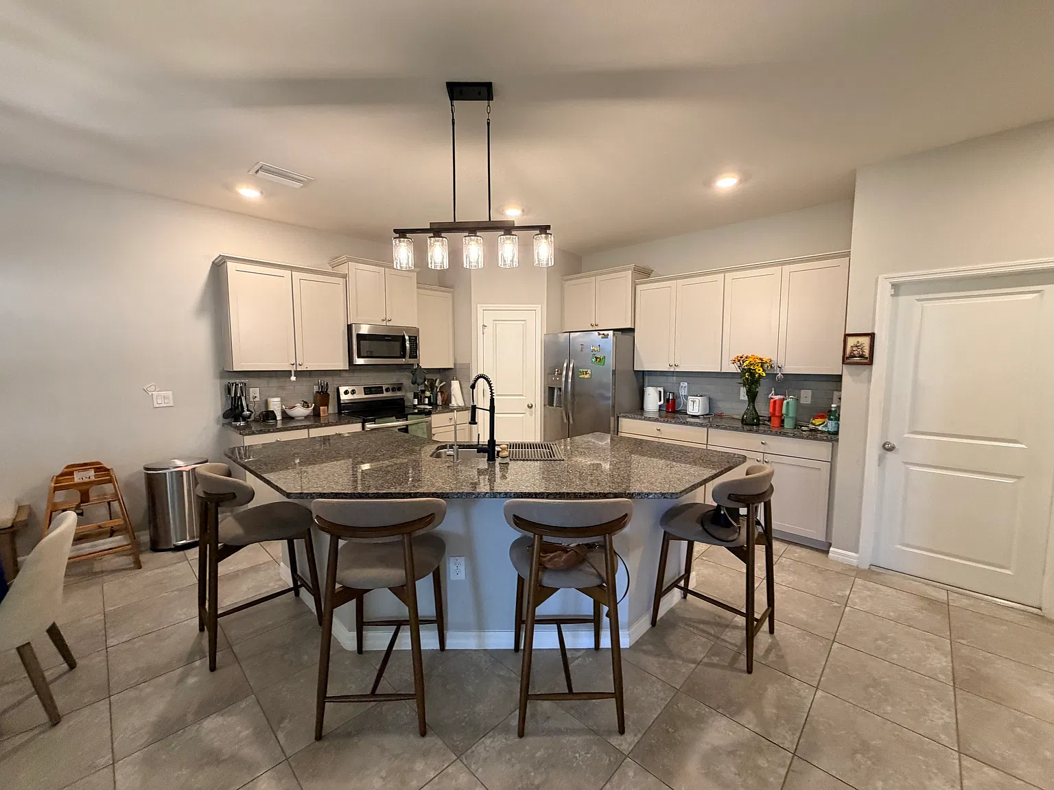 3 bed, 1587 sqft, $2,300 — Photo 4
