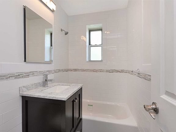 5th image of 3031 Hobart St APT 3J