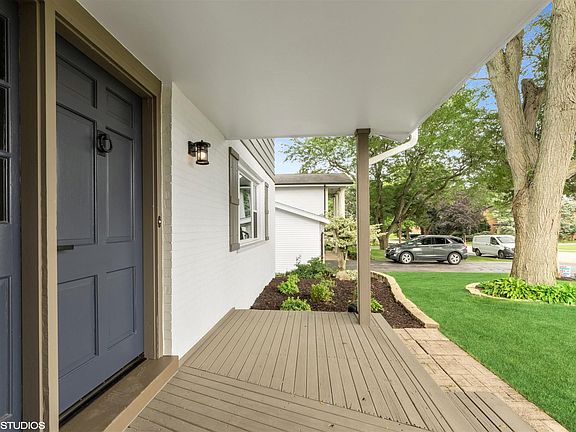 3rd image of 525 Lincoln Ln