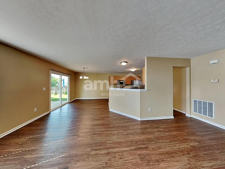 220 Hartford Ct — Photo 5