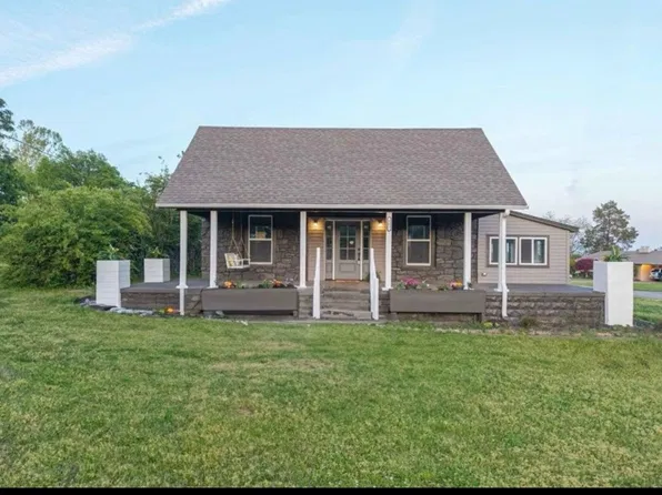 802 N 11th St, Van Buren, AR 72956