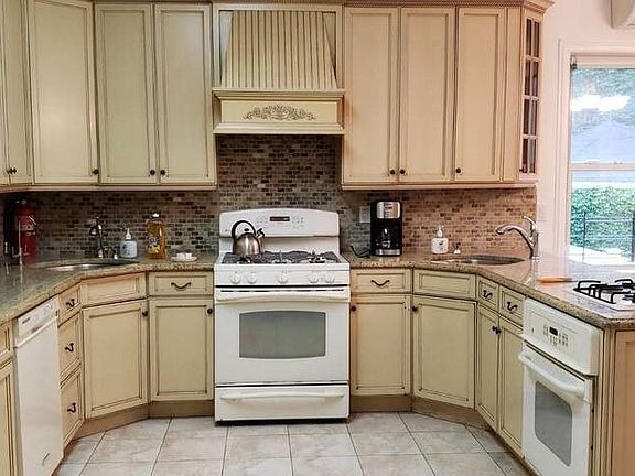 4th image of 1889 E 29th St
