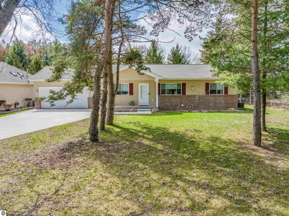 418 W River Park Dr, West Branch, MI 48661