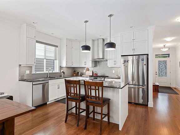 3rd image of 9853 Napier Pl