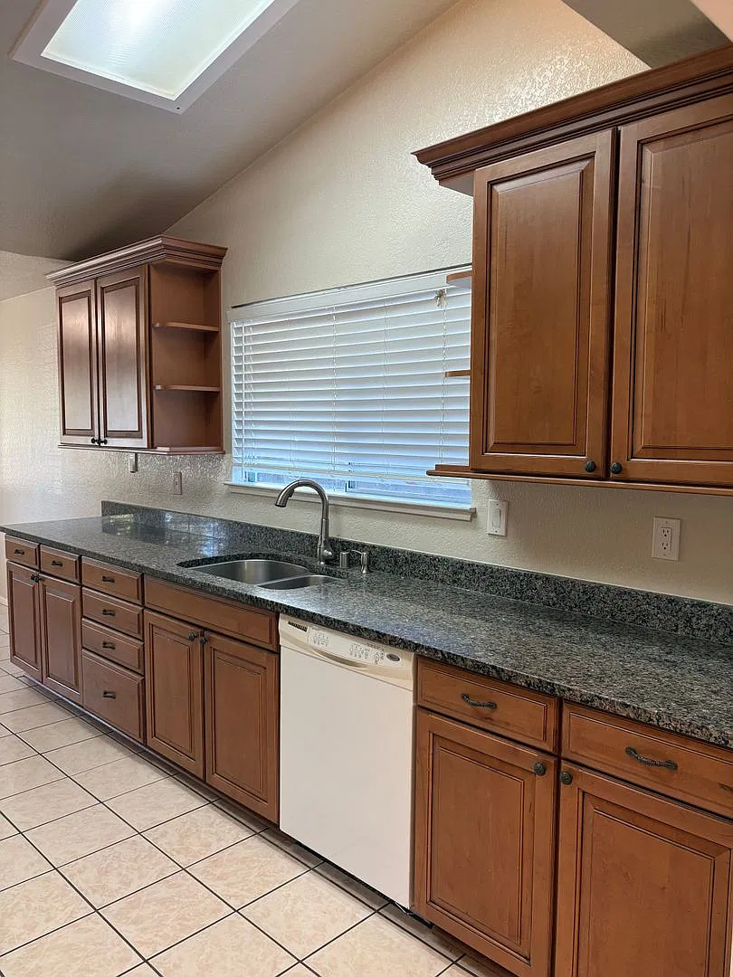Cul-de-sac 3 bedroom 2 bath home — Photo 2