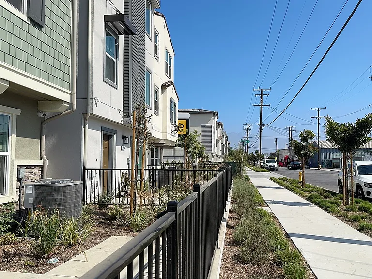 2524 Iconic St — Photo 2