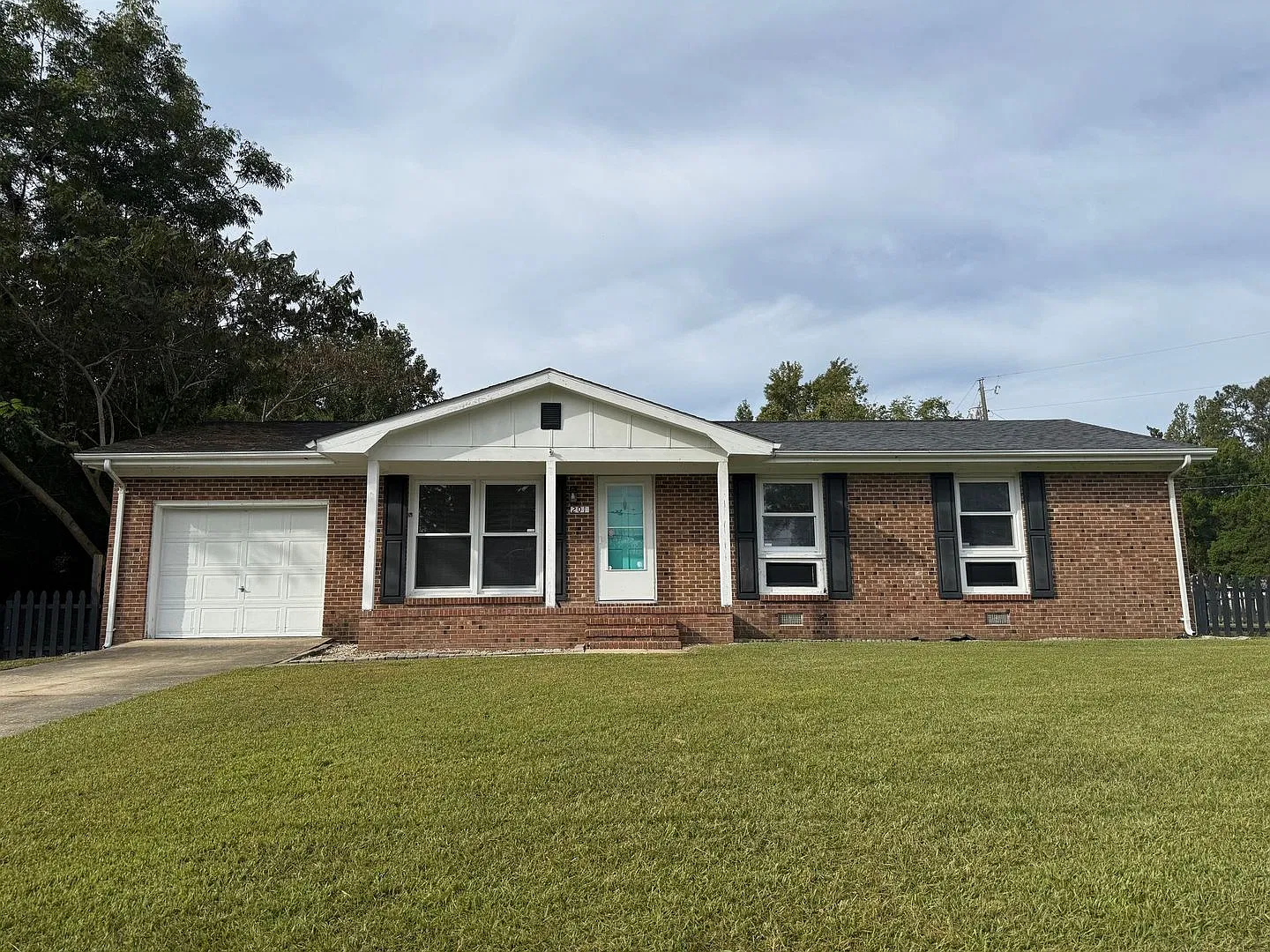 3 bedroom 2 Bath home. Fenced in yard. — Photo 1