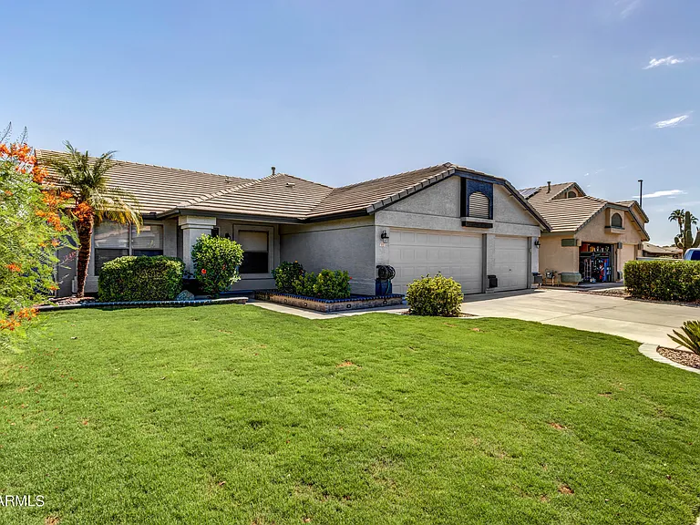 1113 E Betsy Ln — Photo 1