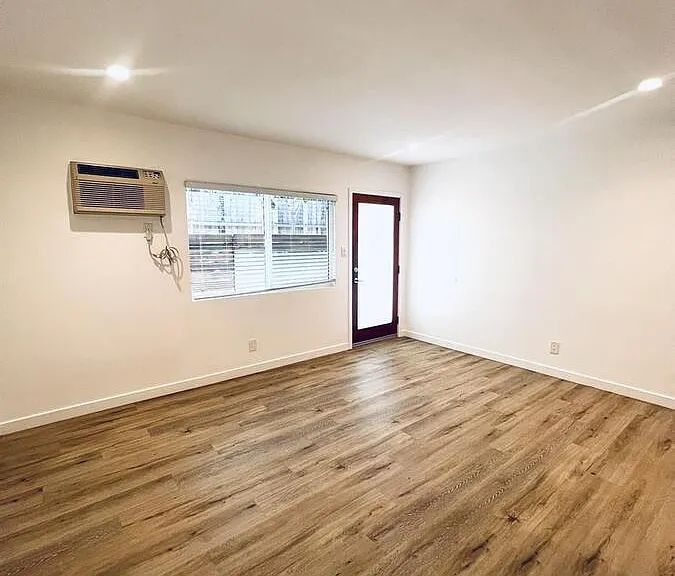 634 Westminster Ave #4 — Photo 4