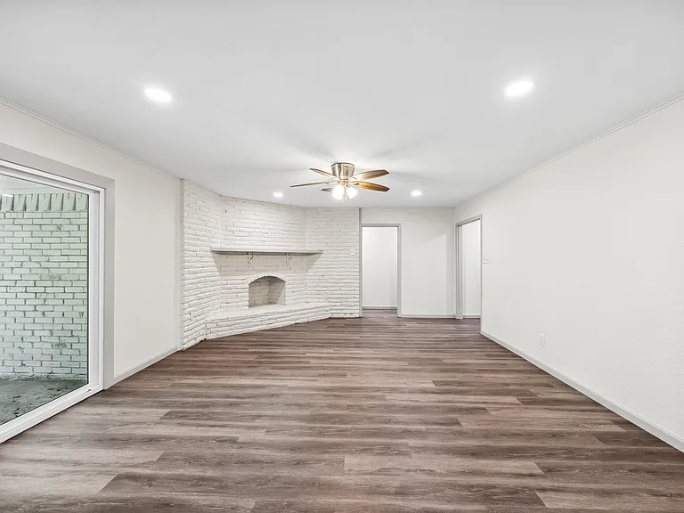 232 Hallmark Dr W — Photo 16