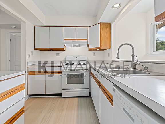 2nd image of 34713 Donnelly St