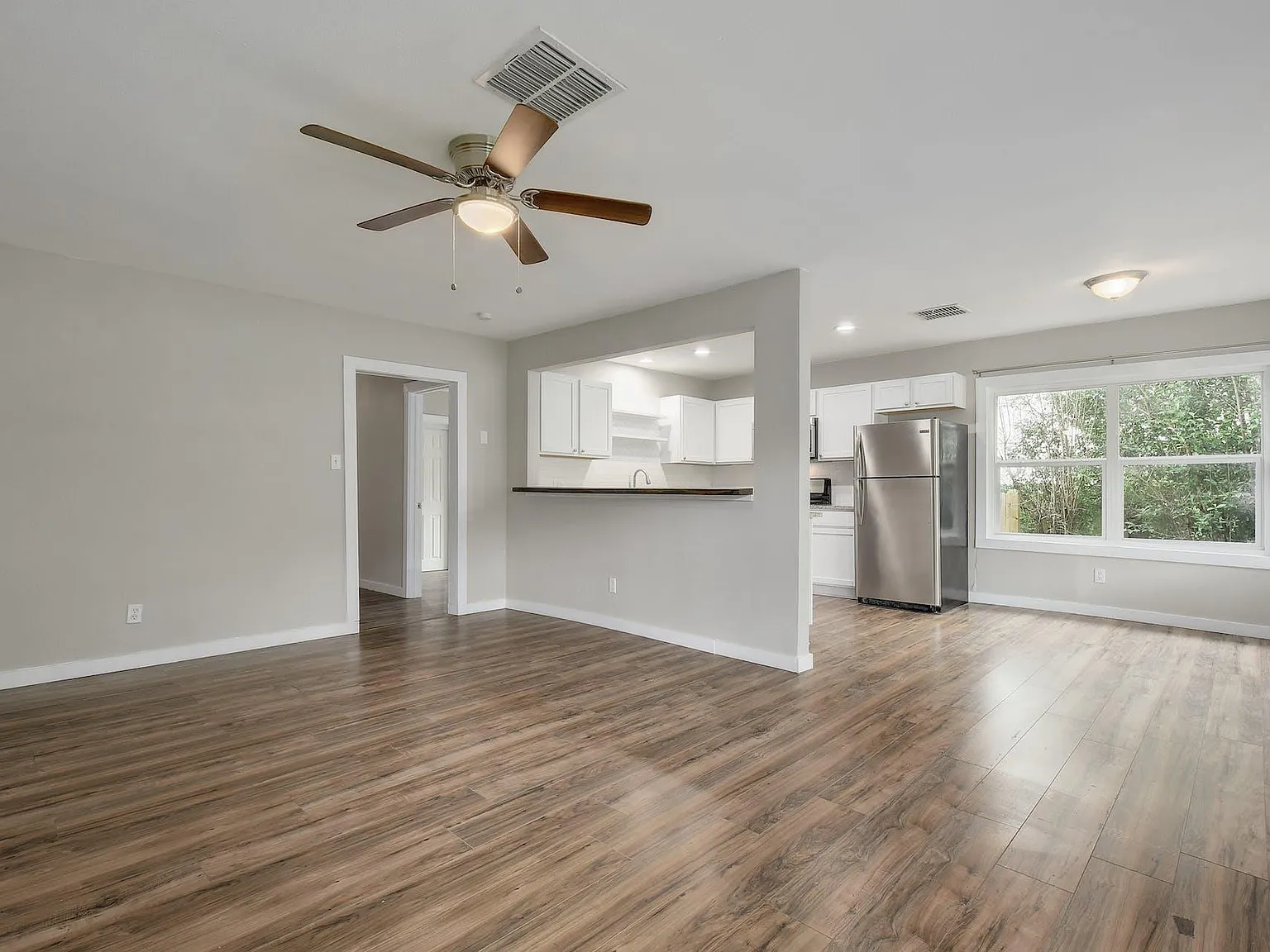 3 bed, 1.0 bath, 1264 sqft, $2,200 — Photo 3