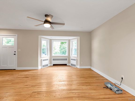 5th image of 10 Stratton Dr
