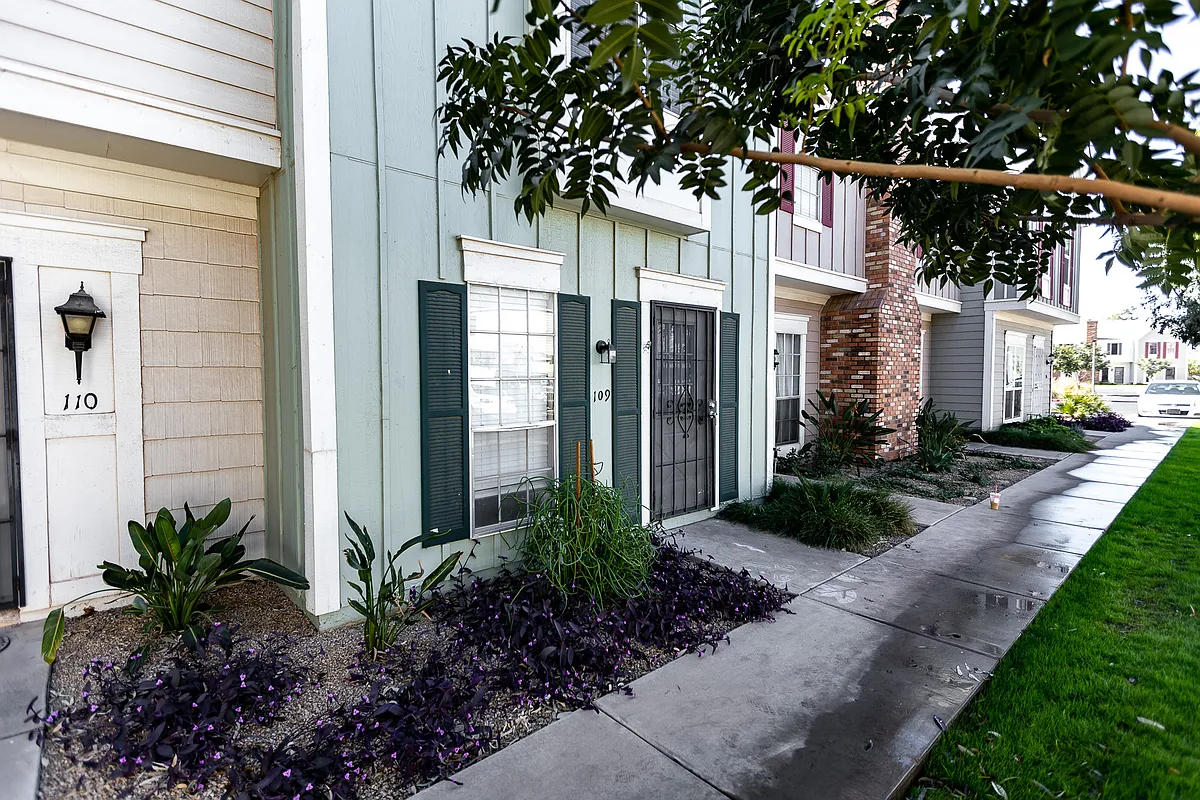 Building Photo - 1600 N Saba St #109