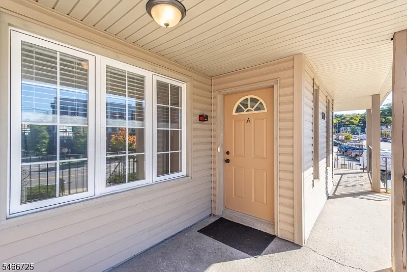 4 bed, 2.0 bath, $3,900 — Photo 2