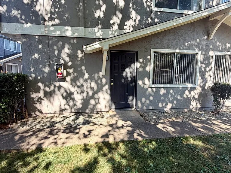 3260-3276 3306 Alexander Dr — Photo 14