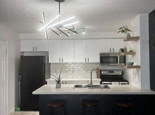91 Aspen Springs Dr #302, Clarington, ON L1C 5J9