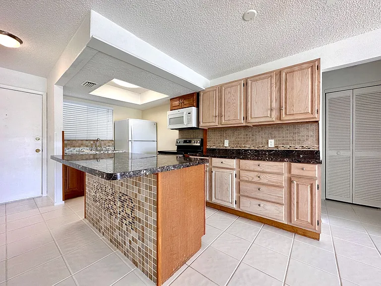 1001 W Marion Ave #9 — Photo 26