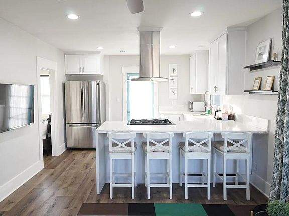 2nd image of 834 30th St