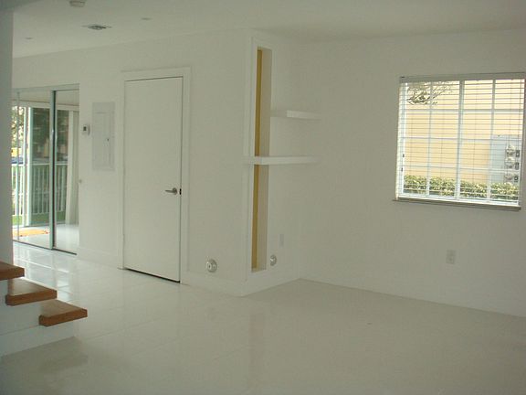 3rd image of 2056 NE 167th St APT 1