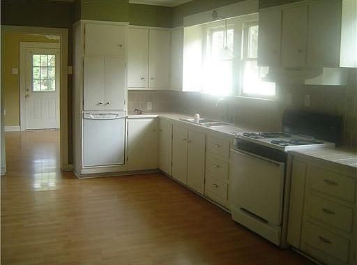 5th image of 161 Saint Charles Pl