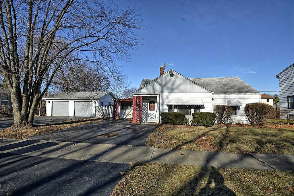 219 Hereford Ave photo 1