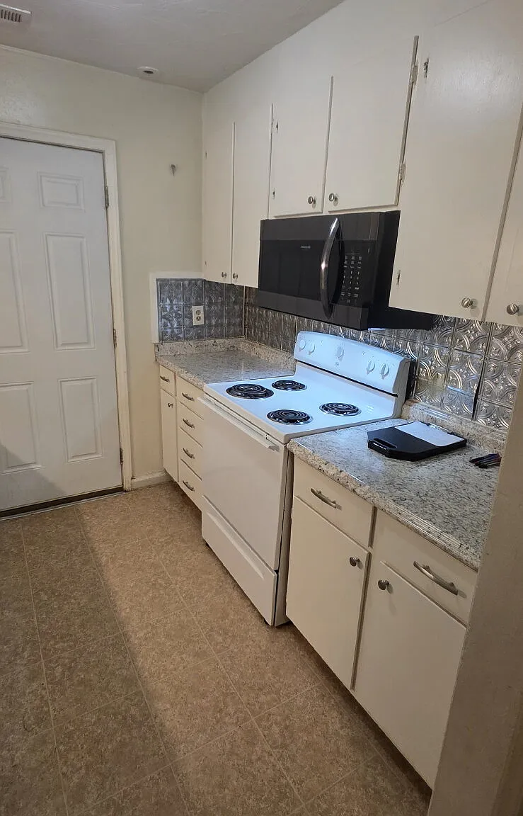 2 bed, 1.0 bath, 704 sqft, $1,050 — Photo 4