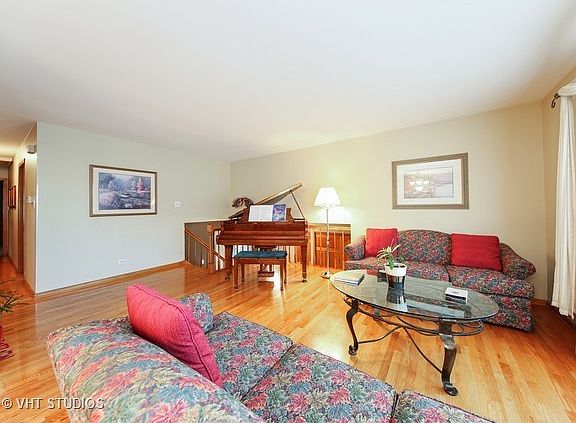 3rd image of 587 Queenswood Ln