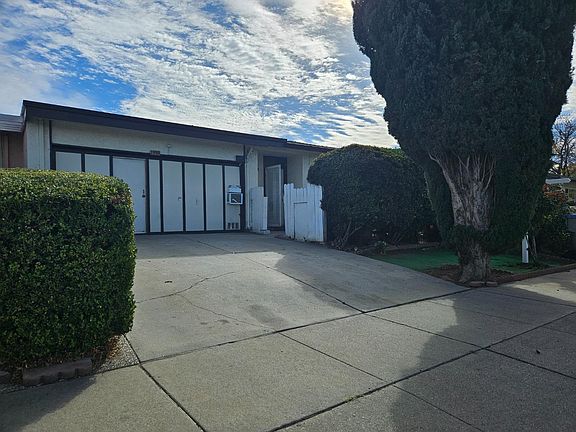 2nd image of 1390 Dornoch Ave