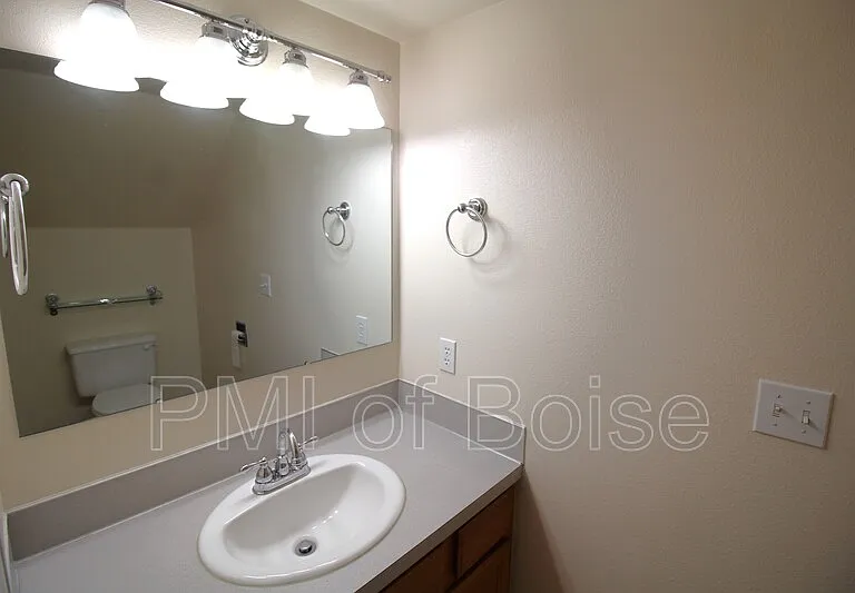 633 W Idaho Ave — Photo 6