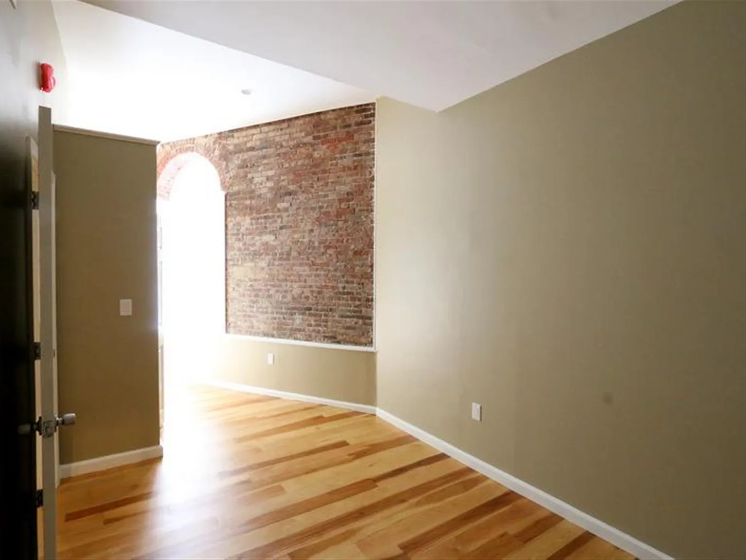 2 bed, 900 sqft, $3,800 — Photo 4