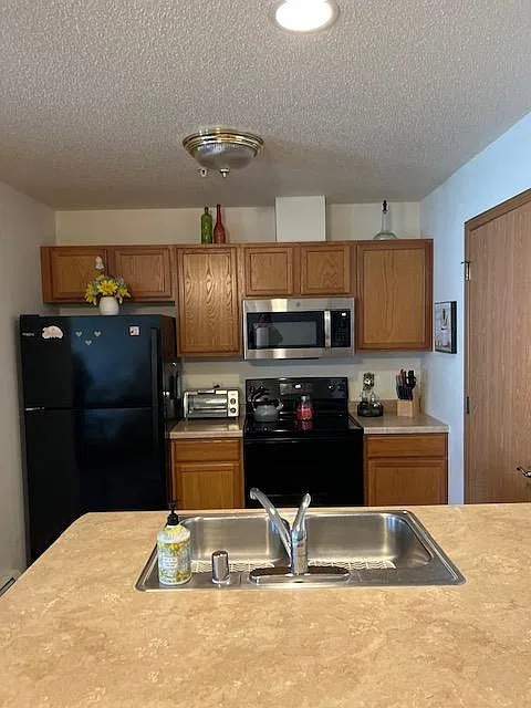 990 Linden Dr — Photo 4