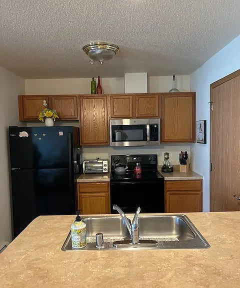 990 Linden Dr #4 — Photo 4